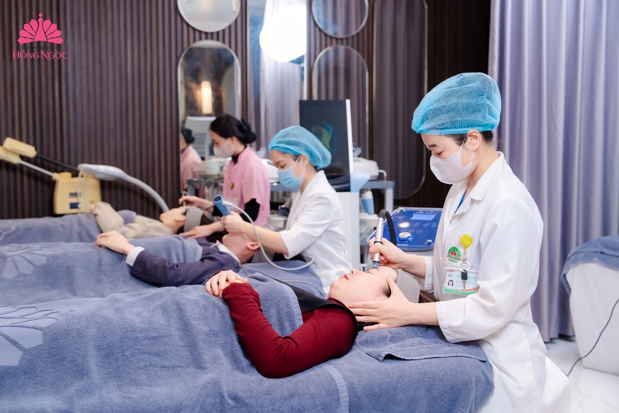 Khách hàng thực hiện trẻ hoá da bằng công nghệ cao tại Thẩm mỹ Bệnh viện Hồng Ngọc