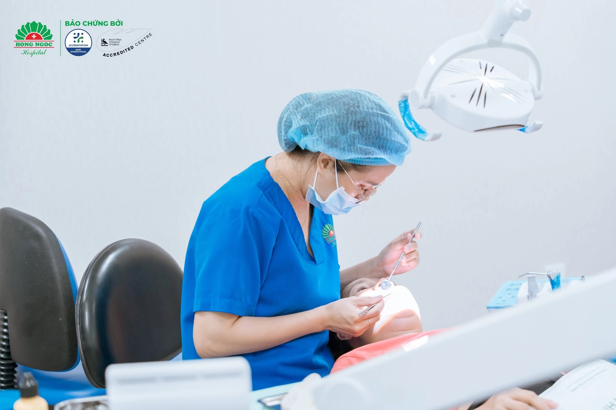 Hình ảnh khách hàng thực hiện trám răng tại Răng Hàm Mặt Bệnh Viện Hồng Ngọc