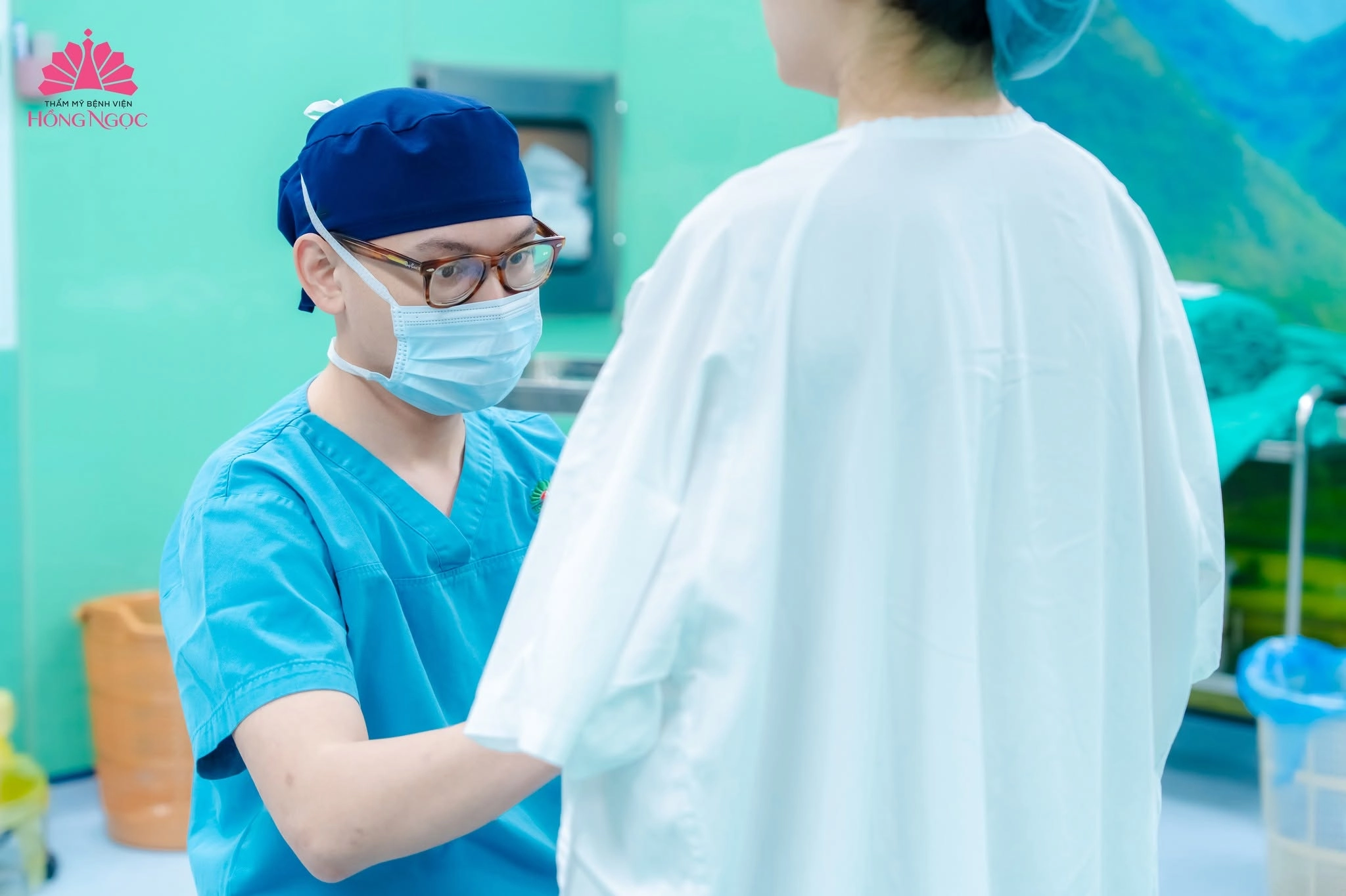 Bác sĩ thăm khám và tư vấn giải pháp cải thiện phù hợp nhất cho từng trường hợp