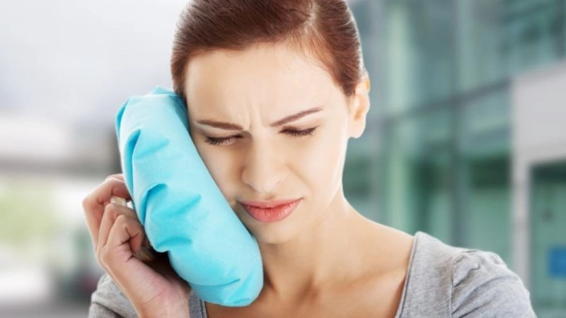 chườm lạnh giảm đau răng