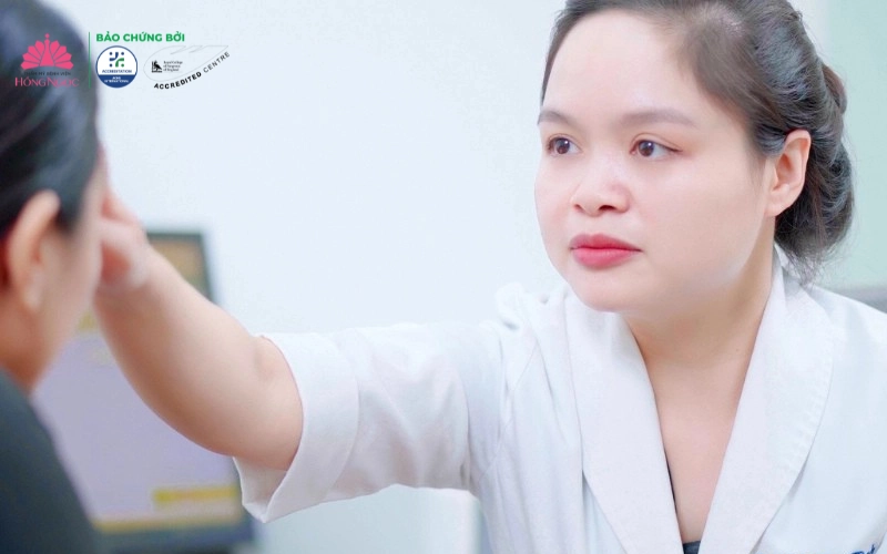 Khách hàng được thăm khám 1:1 với BS chuyên khoa Da liễu để đánh giá loại sẹo, tình trạng và lên phác đồ điều trị cá nhân hóa