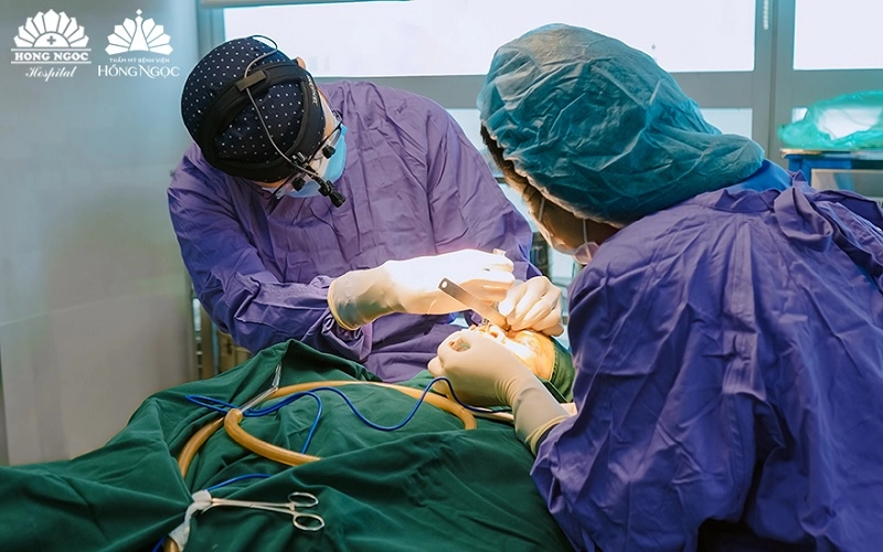 đội ngũ bác sĩ nâng mũi