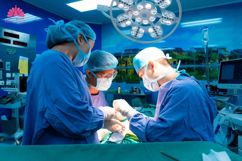 đội ngũ bác sĩ nâng mũi