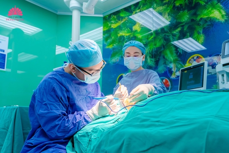 đội ngũ bác sĩ nâng mũi