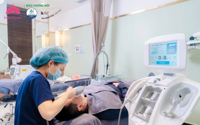 Thực hiện chăm sóc da mặt tại Thẩm mỹ Bệnh viện Hồng Ngọc