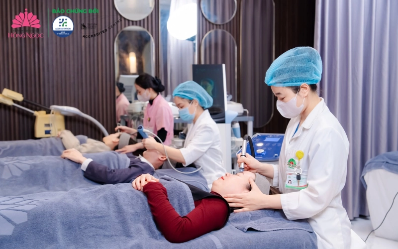 Khách hàng thực hiện trẻ hoá da bằng công nghệ cao tại Thẩm mỹ Bệnh viện Hồng Ngọc