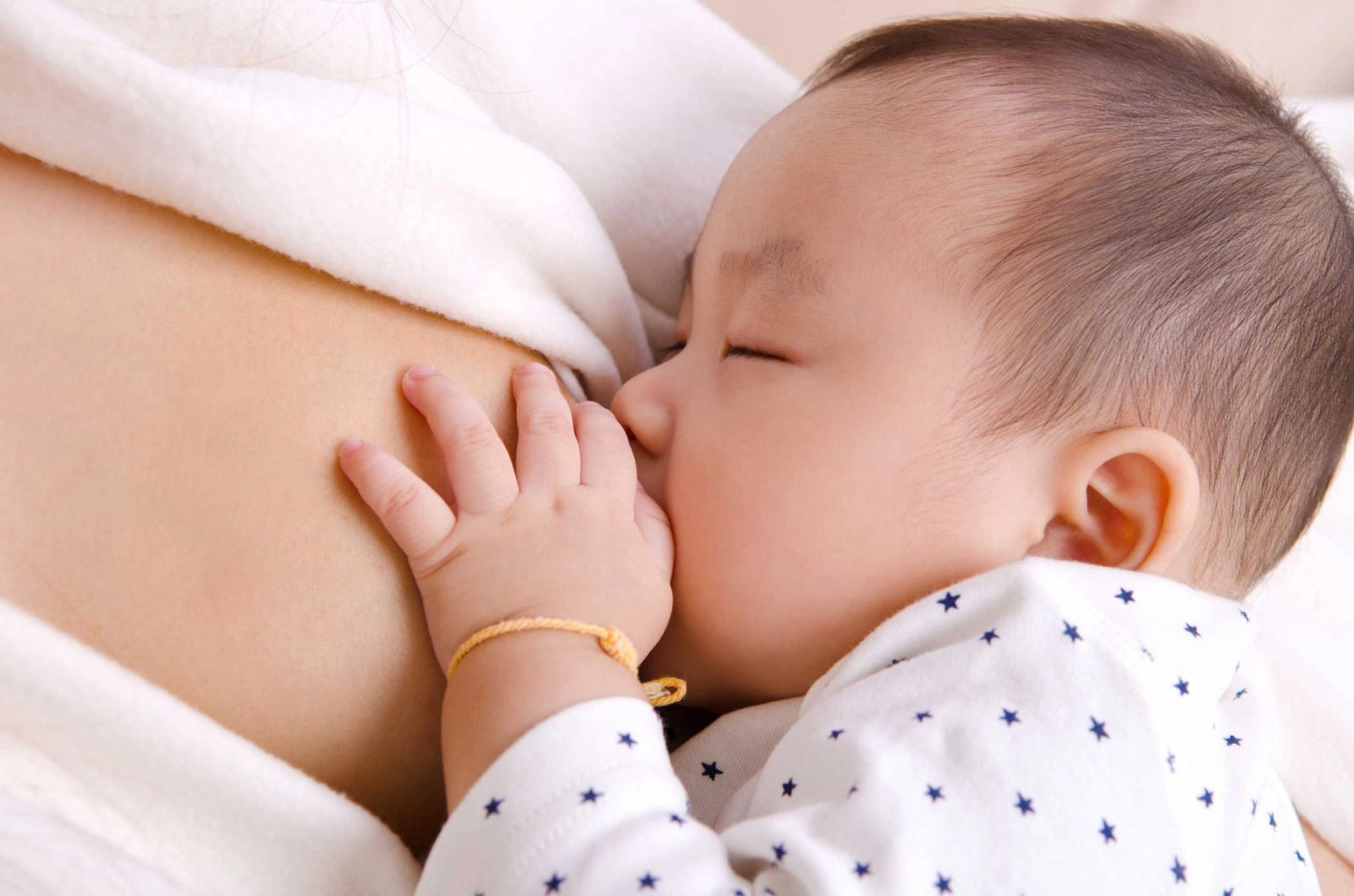 Ảnh hưởng của nâng ngực đến việc cho con bú phụ thuộc vào đường mổ và vị trí đặt túi