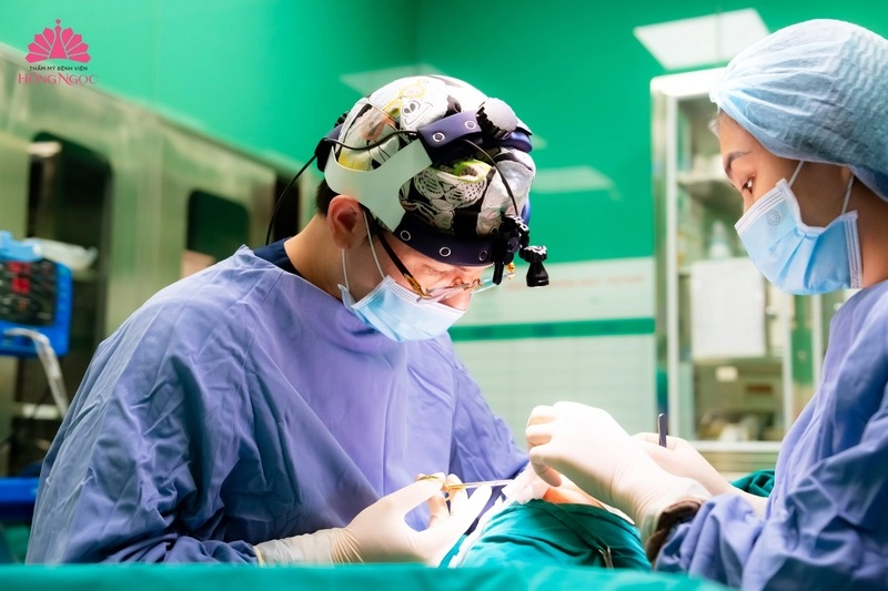 lựa chọn bác sĩ cắt mí tay nghề cao