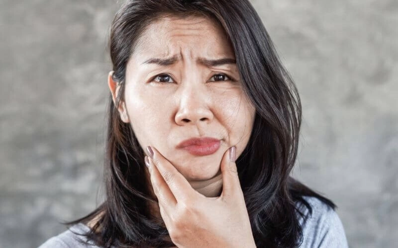 mặt lệch do thói quen sinh hoạt