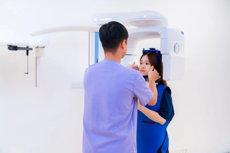 máy móc thăm khám niềng răng