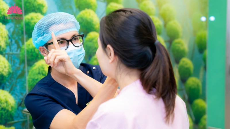 mỏ rộng khóe mắt