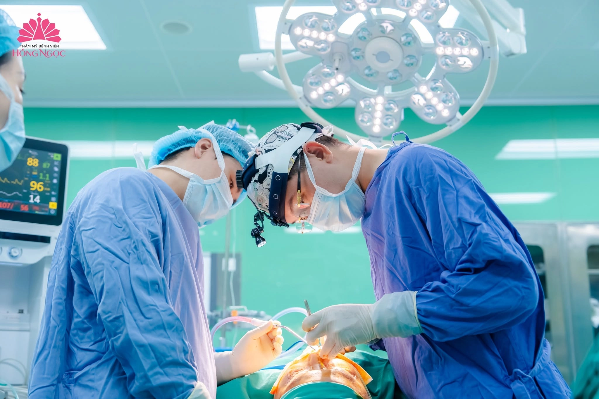 Thực hiện nâng mũi bán cấu trúc tại Thẩm mỹ Bệnh viện Hồng Ngọc