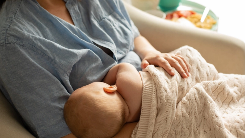 nâng ngực có ảnh hưởng đến việc cho con bú không