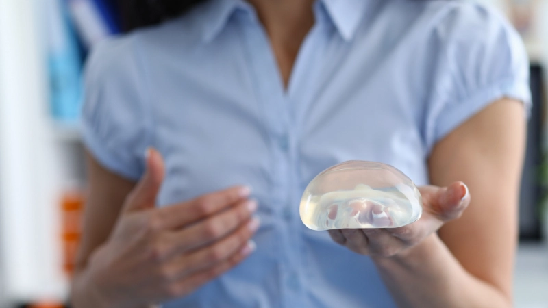 nâng ngực có đau không