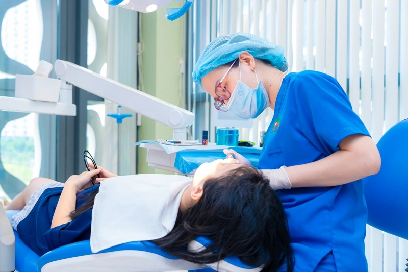 người phù hợp dán sứ veneer emax