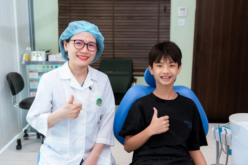 niềng răng mắc cài kim loại