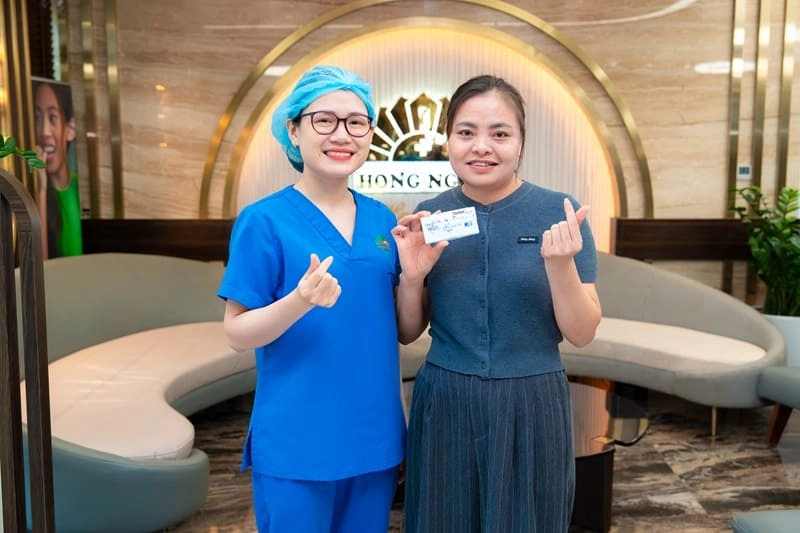 niềng răng mắc cài sứ