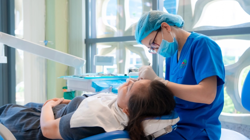 niềng răng mắc cài sứ