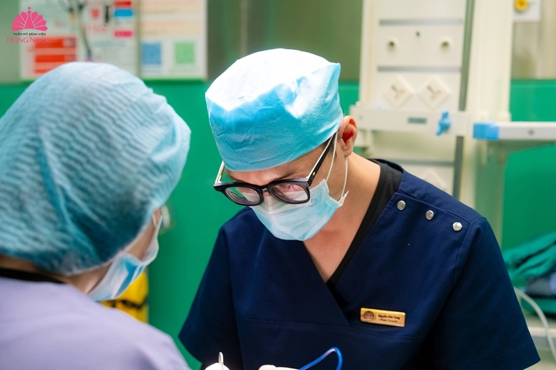 phẫu thuật mở góc mắt trong