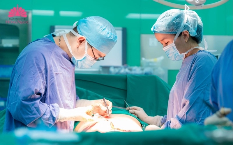 phẫu thuật trong phòng mổ vô khuẩn tại hồng ngọc