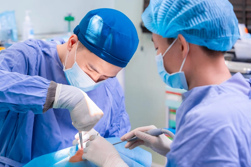 tay nghề bác sĩ nhổ răng khôn