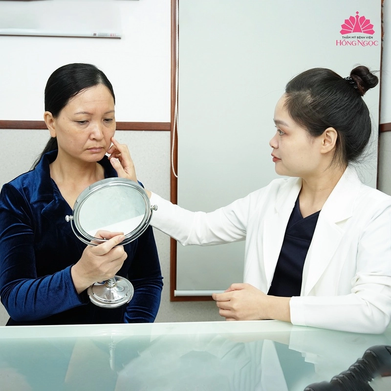 thăm khám làn da trước khi điều trị