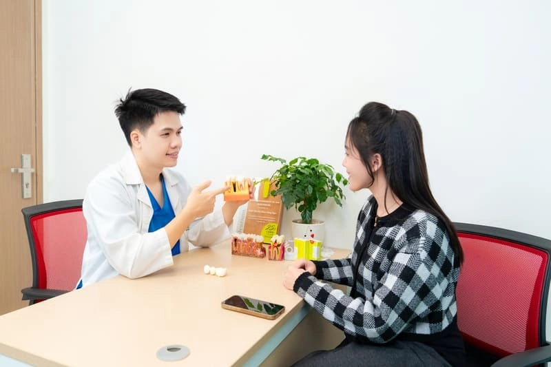 thăm khám trước cấy ghép implant