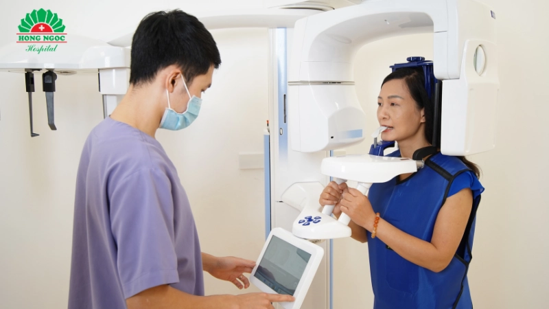 Hình ảnh khách hàng được chụp phim để kiểm tra tình trạng trụ Implant