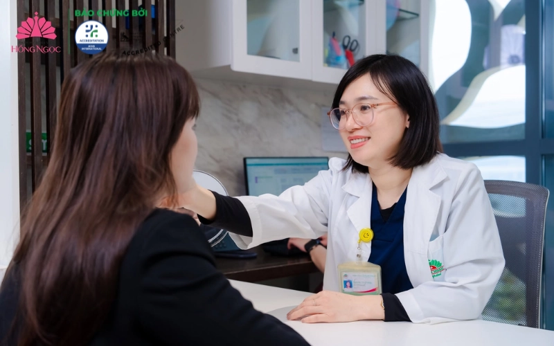 Thăm khám và đưa ra phác đồ cá nhân hóa với bác sĩ chuyên khoa Da liễu