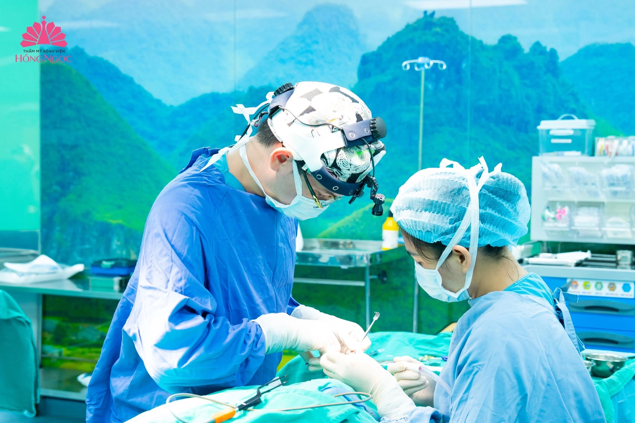 Đội ngũ bác sĩ tại Thẩm mỹ Bệnh viện Hồng Ngọc có kinh nghiệm, chuyên môn cao