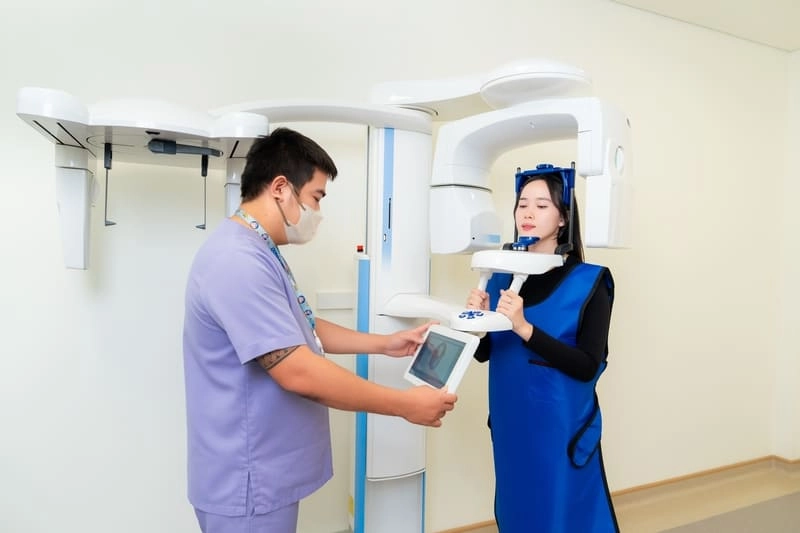 thực hiện cấy ghép implant