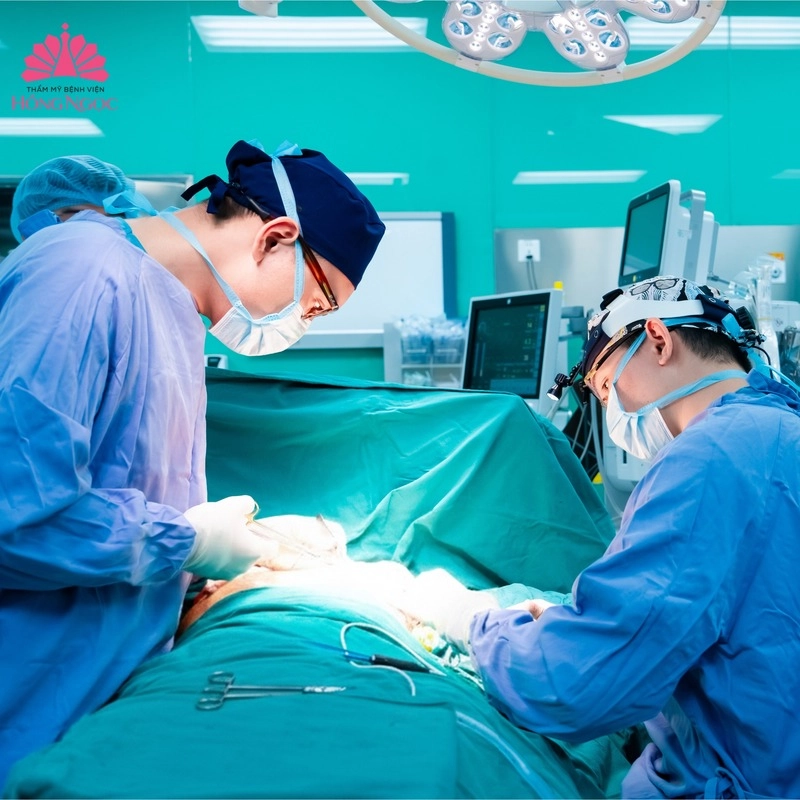 thực hiện tái tạo vú bằng vạt da bụng