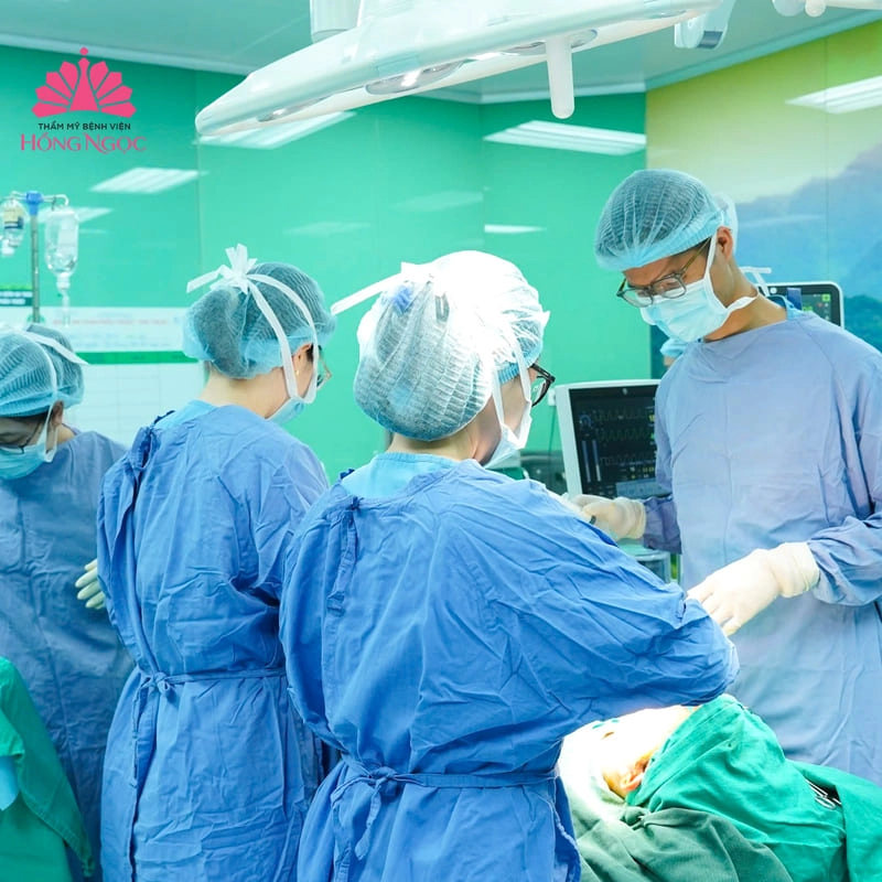 tiến hành phẫu thuật hàm hô