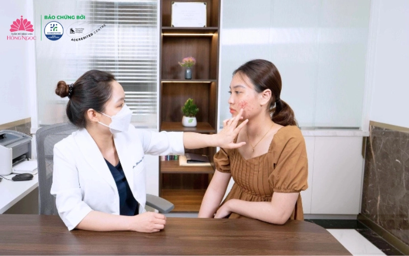 Thăm khám và đưa ra phác đồ cá nhân hóa với bác sĩ chuyên khoa Da liễu