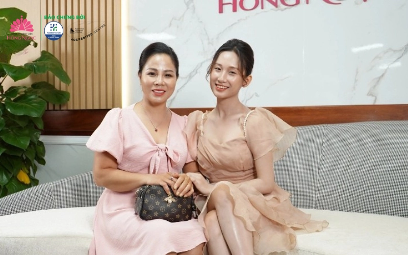 Chị T.H cùng con gái H.A sau khi điều trị mụn tại Thẩm mỹ Bệnh viện Hồng Ngọc